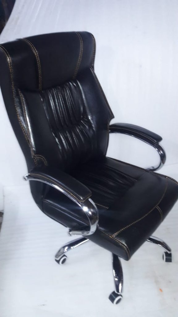 Black Ruched-Back Executive Chair with Contrast Stitching