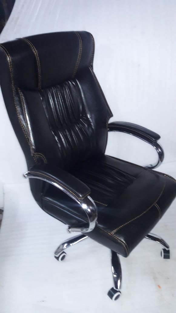 Black Ruched-Back Executive Chair with Contrast Stitching
